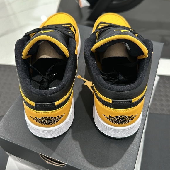 Air Jordan 1 low GS size 7y equivalent to women’s 8.5 - Picture 4 of 4